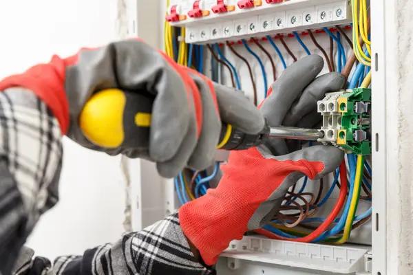 Electrical Maintenance Services That Reduce Downtime and Risks